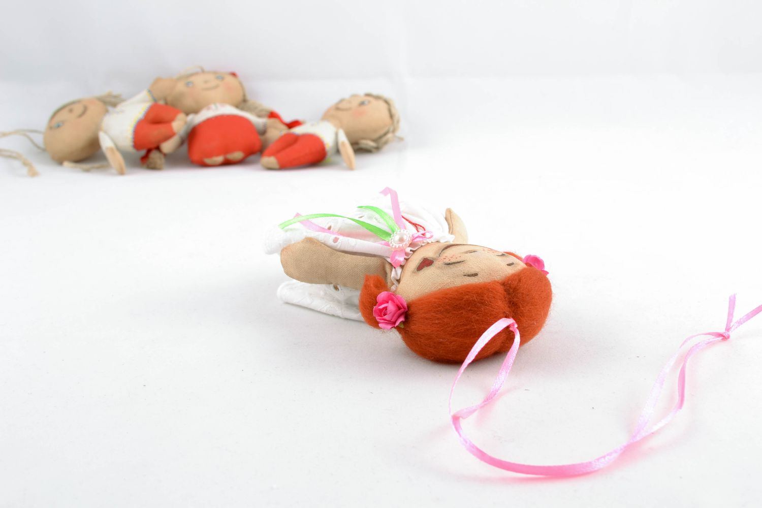 Мягкая интерьерная подвеска кукла с ванильным ароматом фото 5