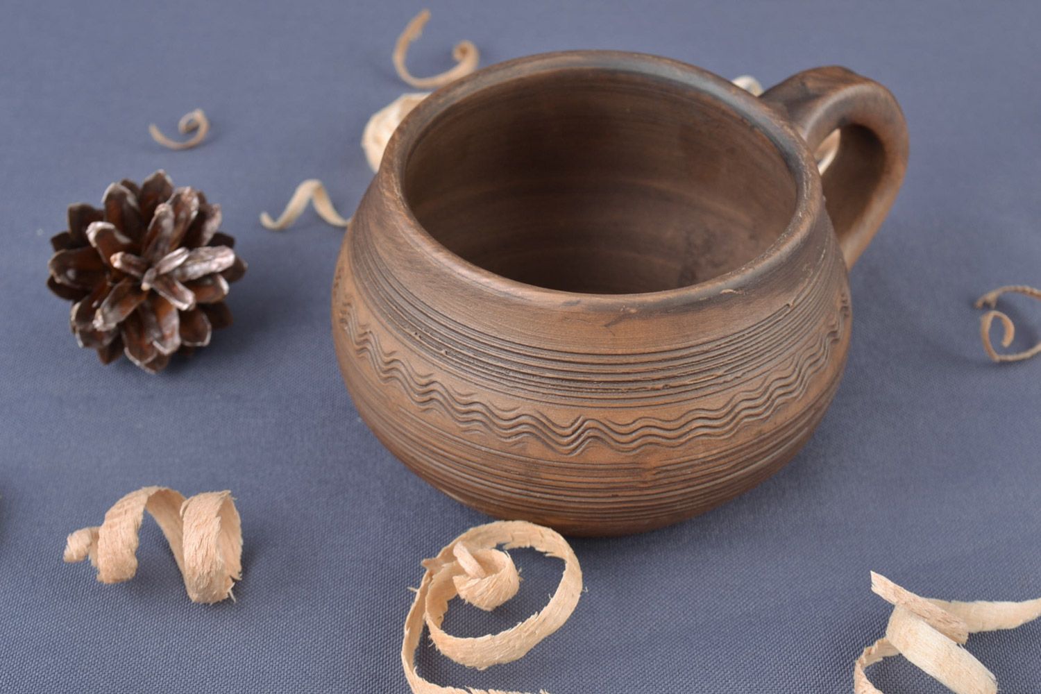 Taza artesanal de cerámica para té cocida con leche con ornamentos hecha a mano foto 1