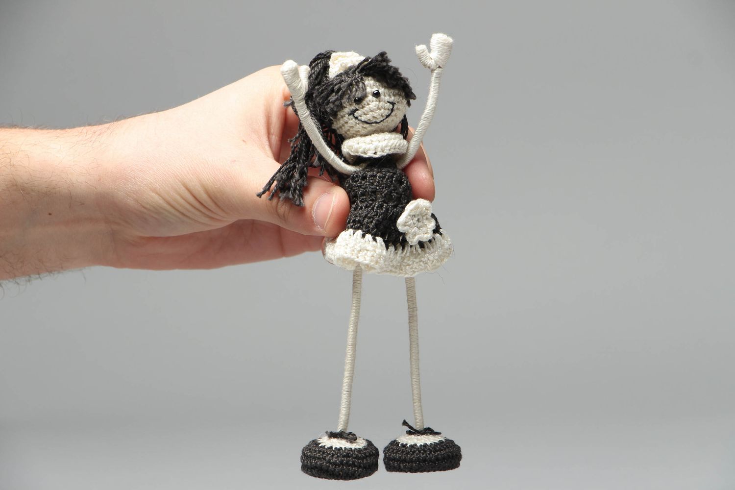 Мягкая вязаная игрушка куколка белая с черным  фото 4