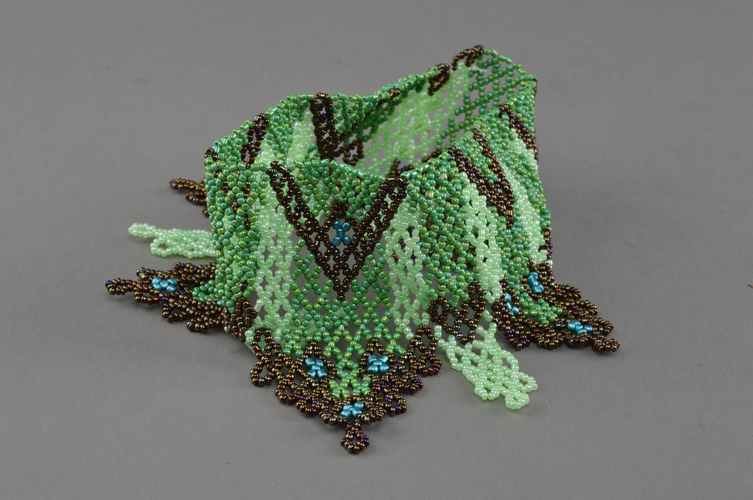 Ожерелье из бисера ручной работы колье стойка красивое в зеленых тонах авторское фото 2