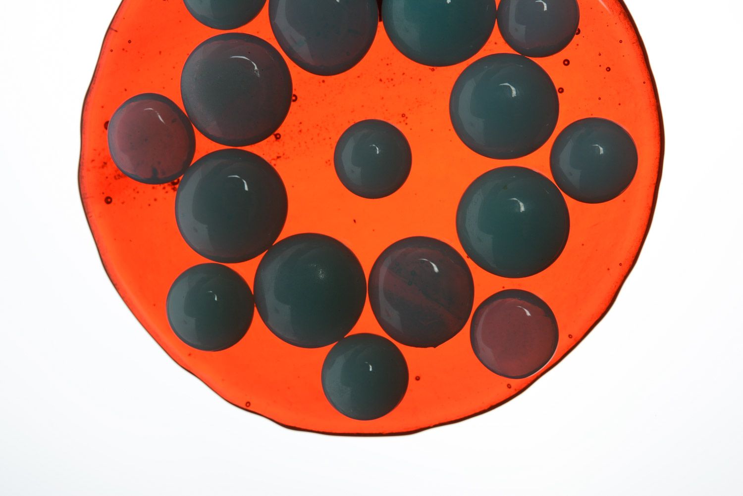 Кулон из стекла на резиновом шнурке круглый красный с бусинами handmade фото 3