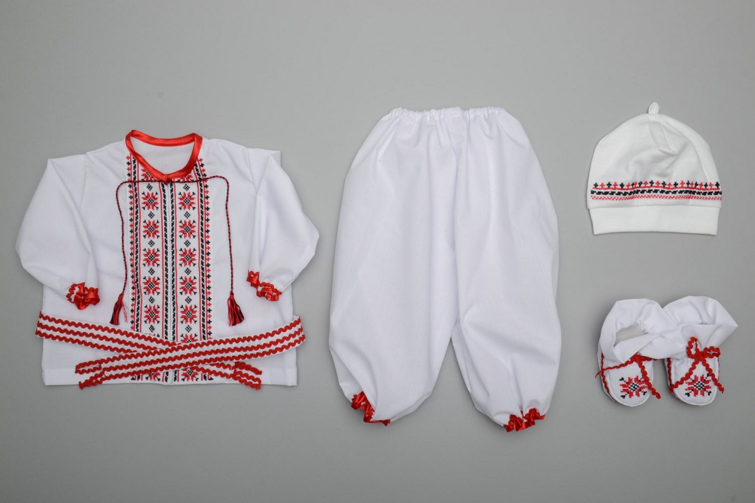 Этнический набор одежды для мальчика вышиванка штаны пояс шапочка пинетки и пояс фото 4