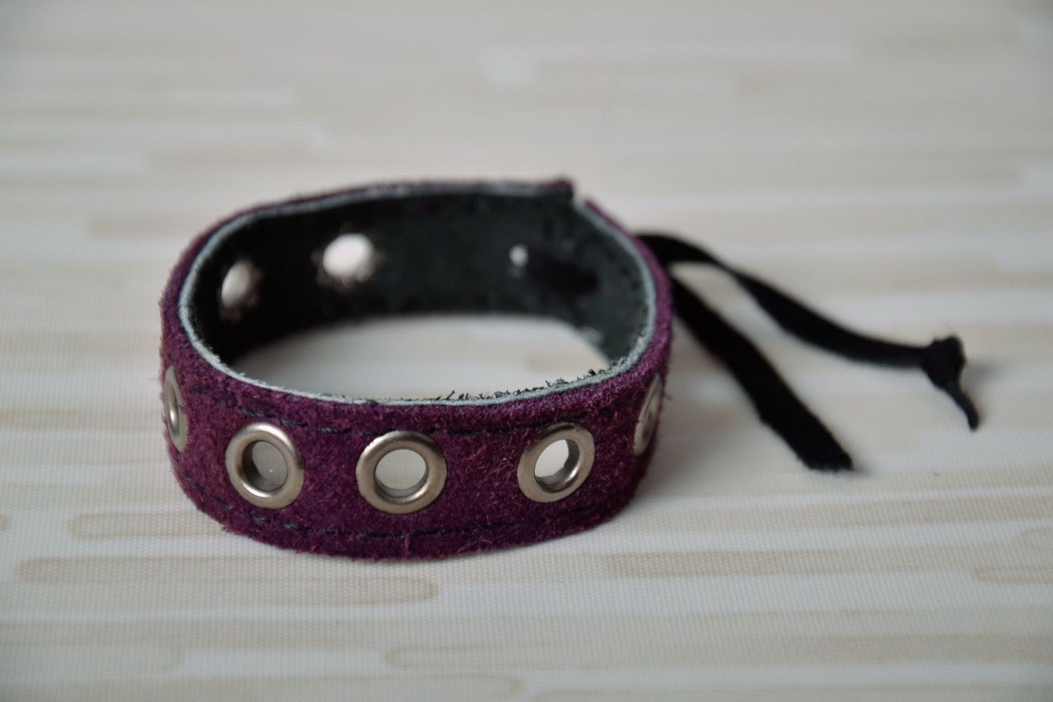 Bracelet fait main violet en cuir  photo 1