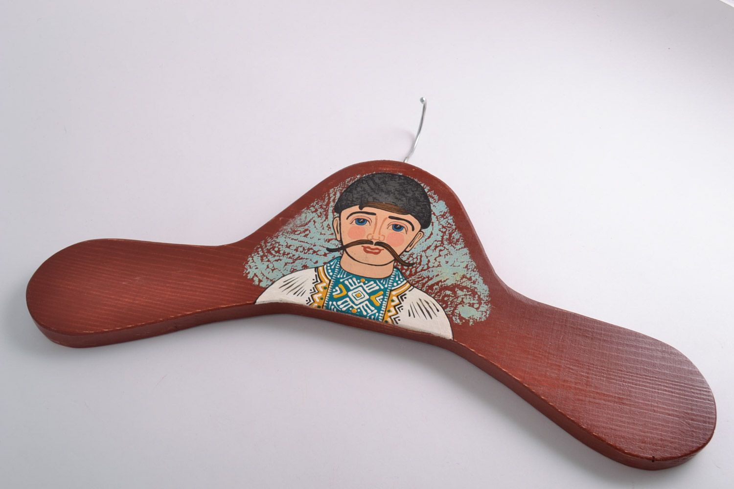Percha de madera hecha a mano para ropa con pintura de estilo étnico  foto 3