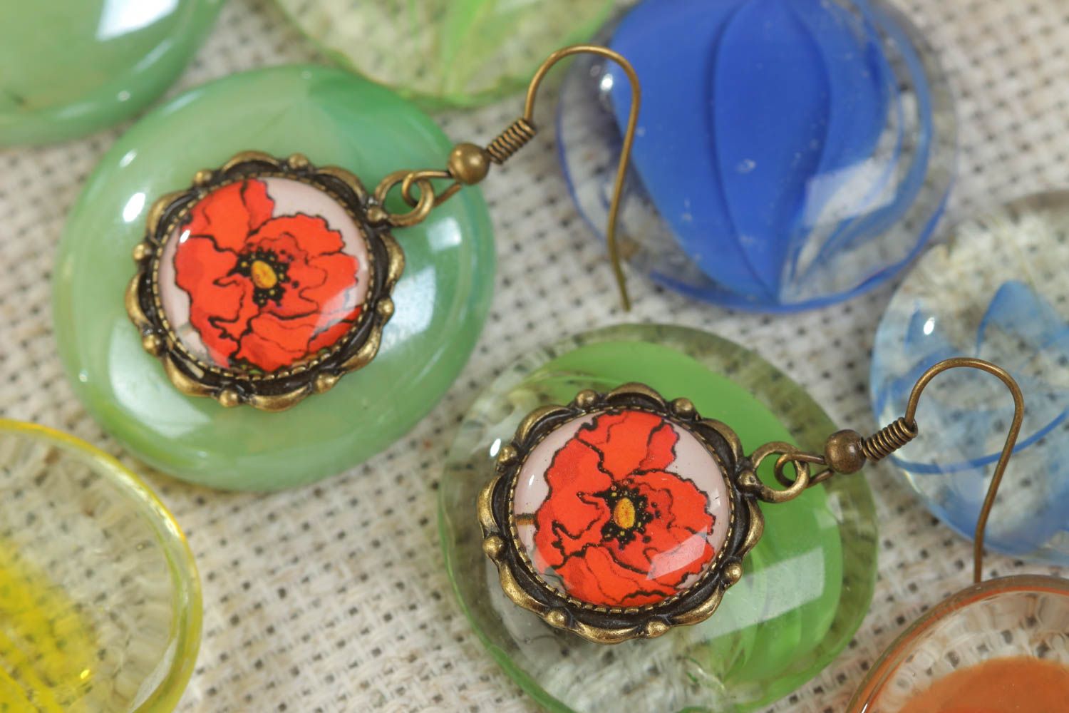 Pendientes redondos hechos a mano de resina epoxi con flores de amapolas  foto 1