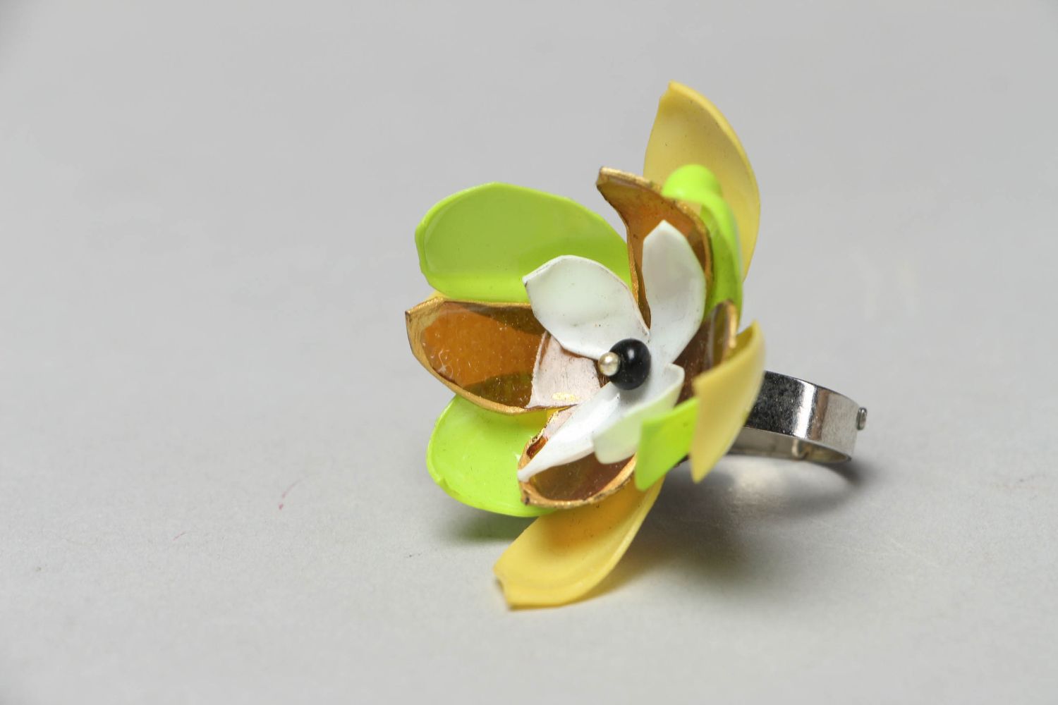 Пластиковое кольцо в виде цветка фото 2