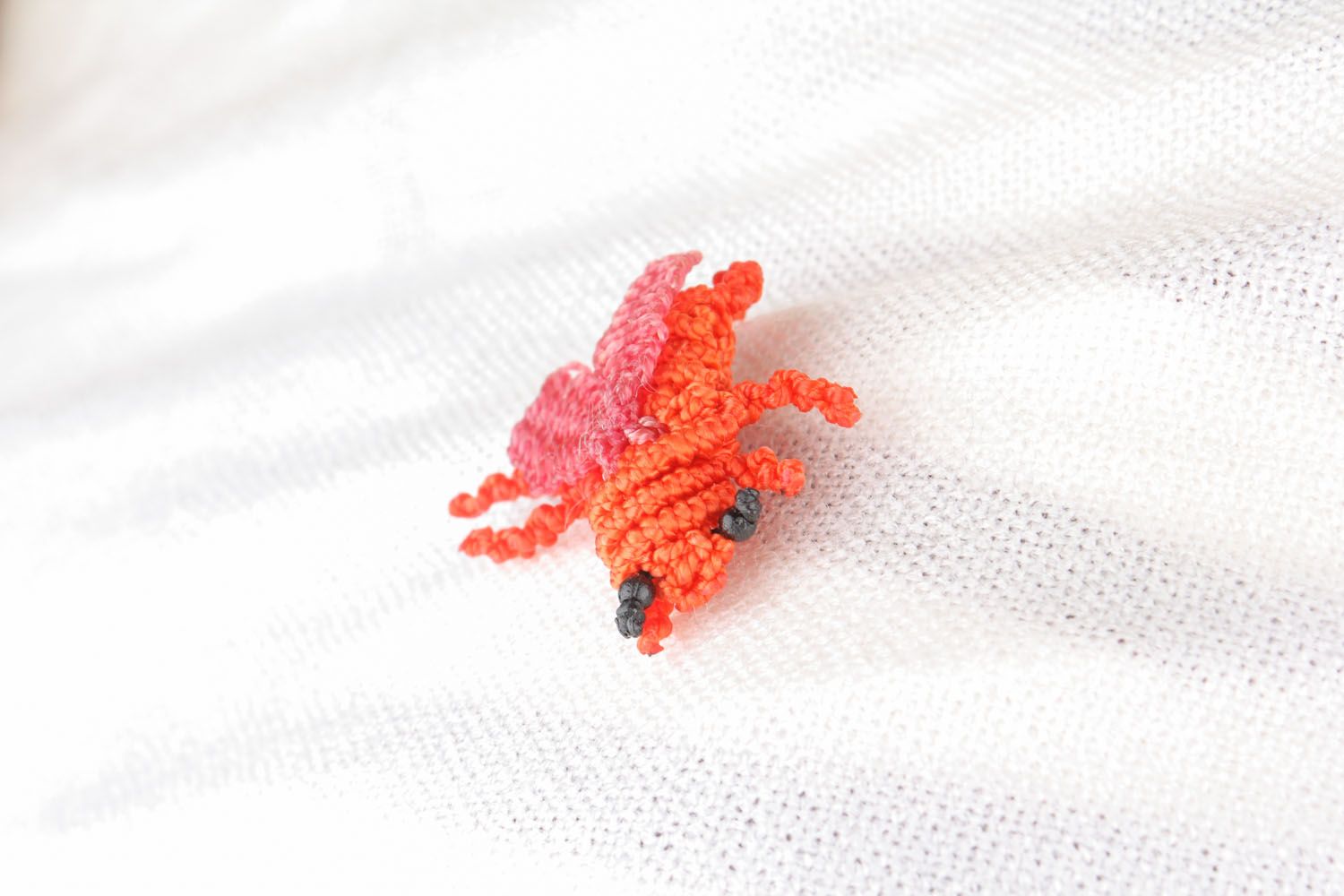 Брошь в технике макраме Оранжевая муха фото 1