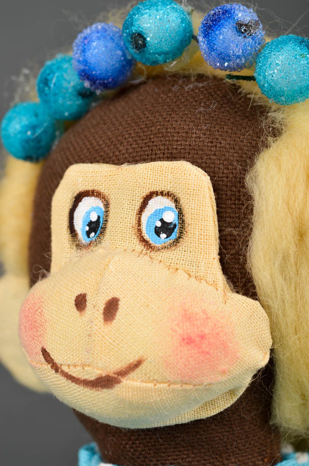Juguete de peluche muñeca artesanal decoración de casa Mono en vestido azul foto 4