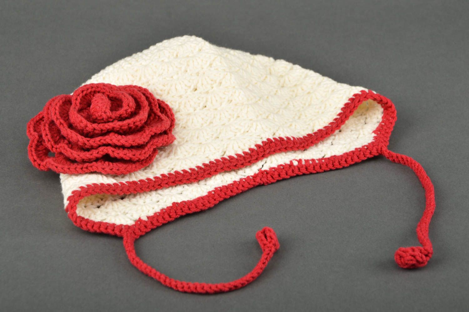 Bonnet avec fleur Bonnet fait main tricoté au crochet Vêtement pour fille photo 2