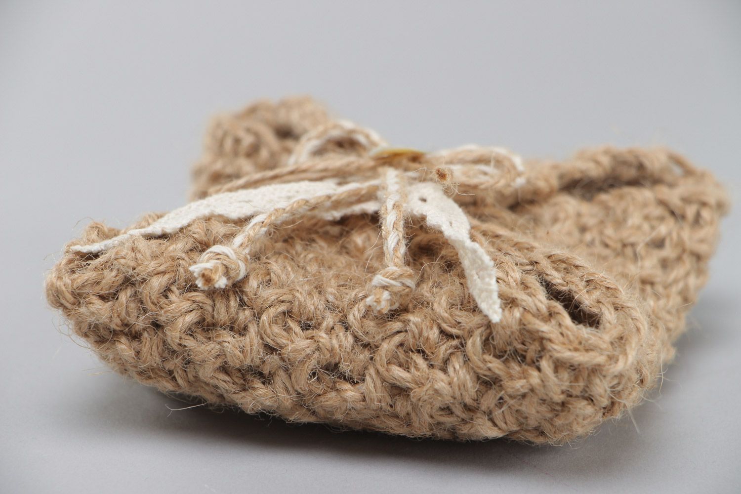 Coussin pour alliances en jute tricoté au crochet avec dentelle fait main photo 3