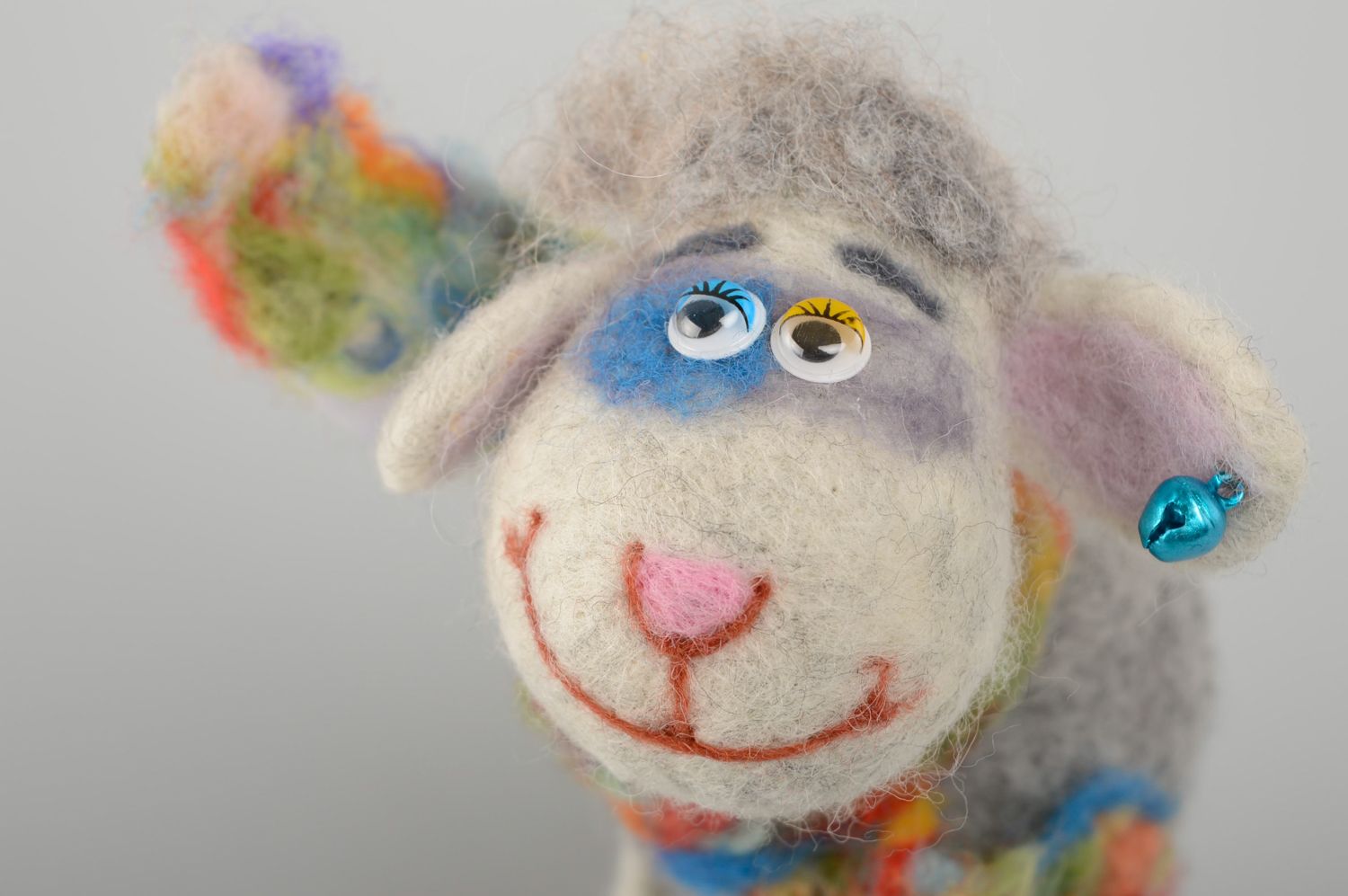 Валяная игрушка овца-хулиганка фото 2