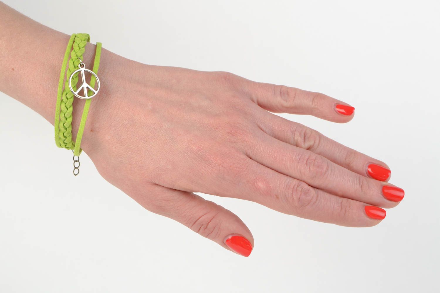Grünes geflochtenes Armband mit Anhänger originell Künstler Handarbeit  foto 2