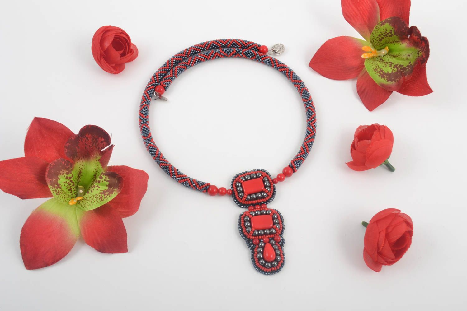 Колье из бисера украшение ручной работы красное ожерелье из бисера с подвеской фото 1