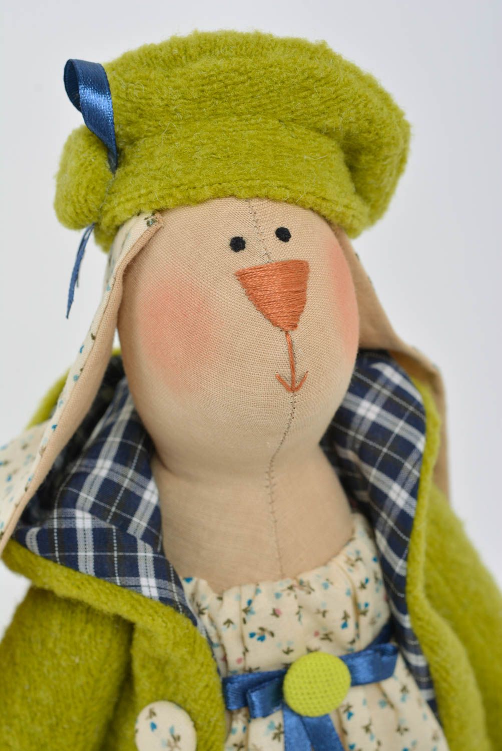 Мягкая игрушка ручной работы зайчиха в зеленом наряде для маленькой девочки фото 2