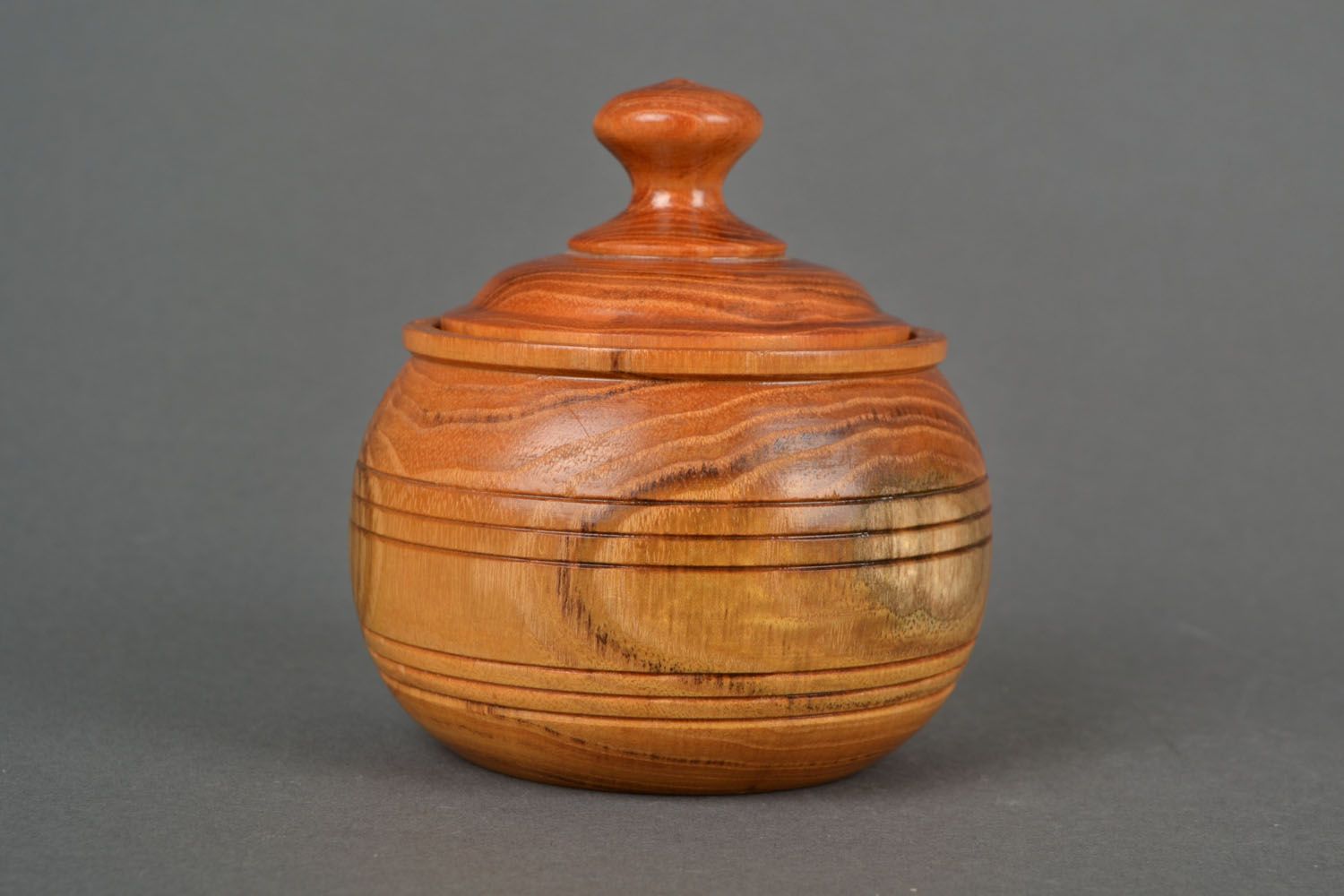 Wooden varnished pot photo 3