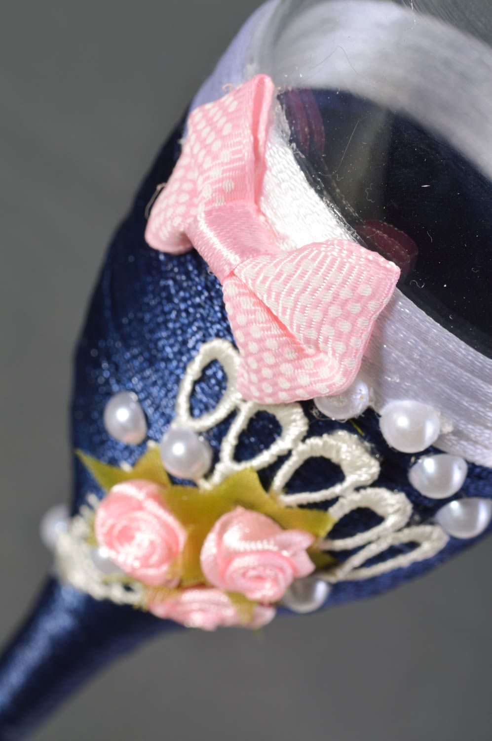 Verres à pied décorés pour mariage avec dentelle et roses faits main 2 pièces photo 5