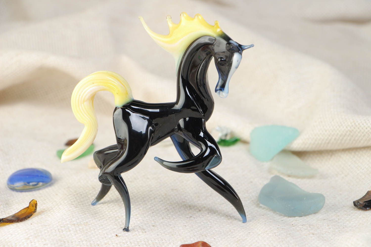 Figura de vidrio en miniatura artesanal en la técnica lampwork con forma de caballo  foto 1