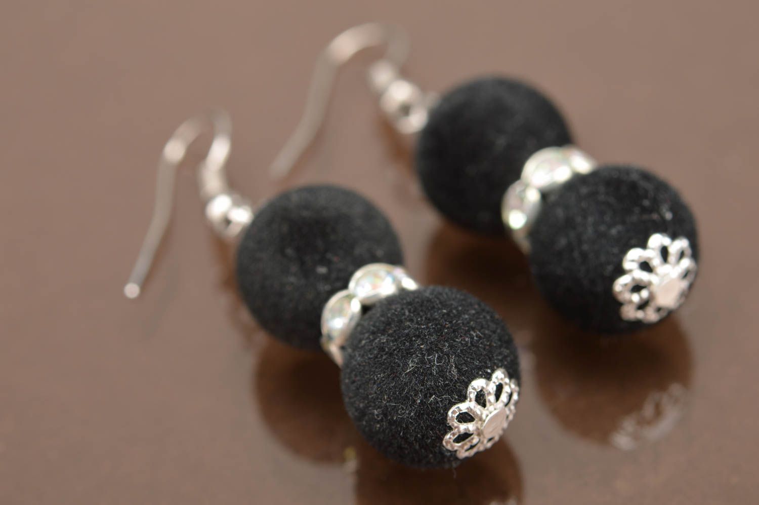 Boucles d'oreilles boules noires pendantes faites main élégantes stylées photo 2