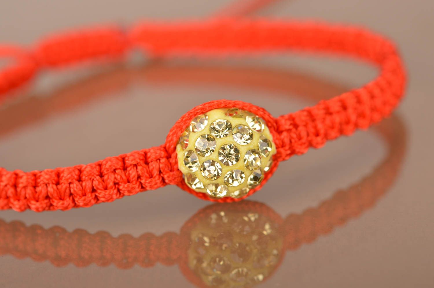 Rotes geflochtenes Armband aus Faden mit runder goldfarbener Strassstein Perle foto 3