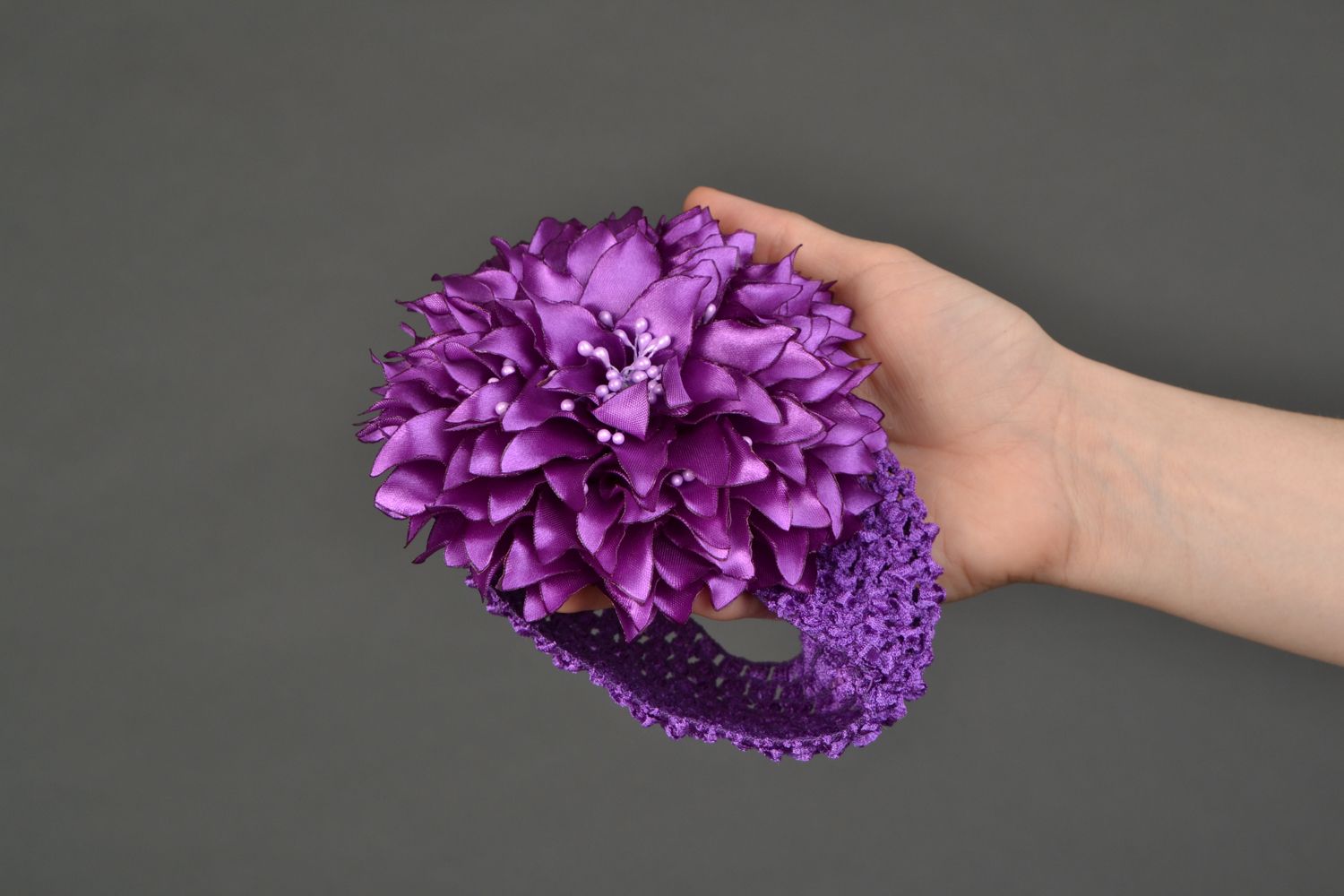 Повязка на голову с цветком из лент Фиолетовая георгина фото 2