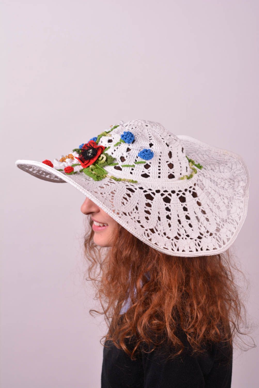 Головной убор ручной работы вязаная шляпа белая женская шляпа с яркими цветами фото 1