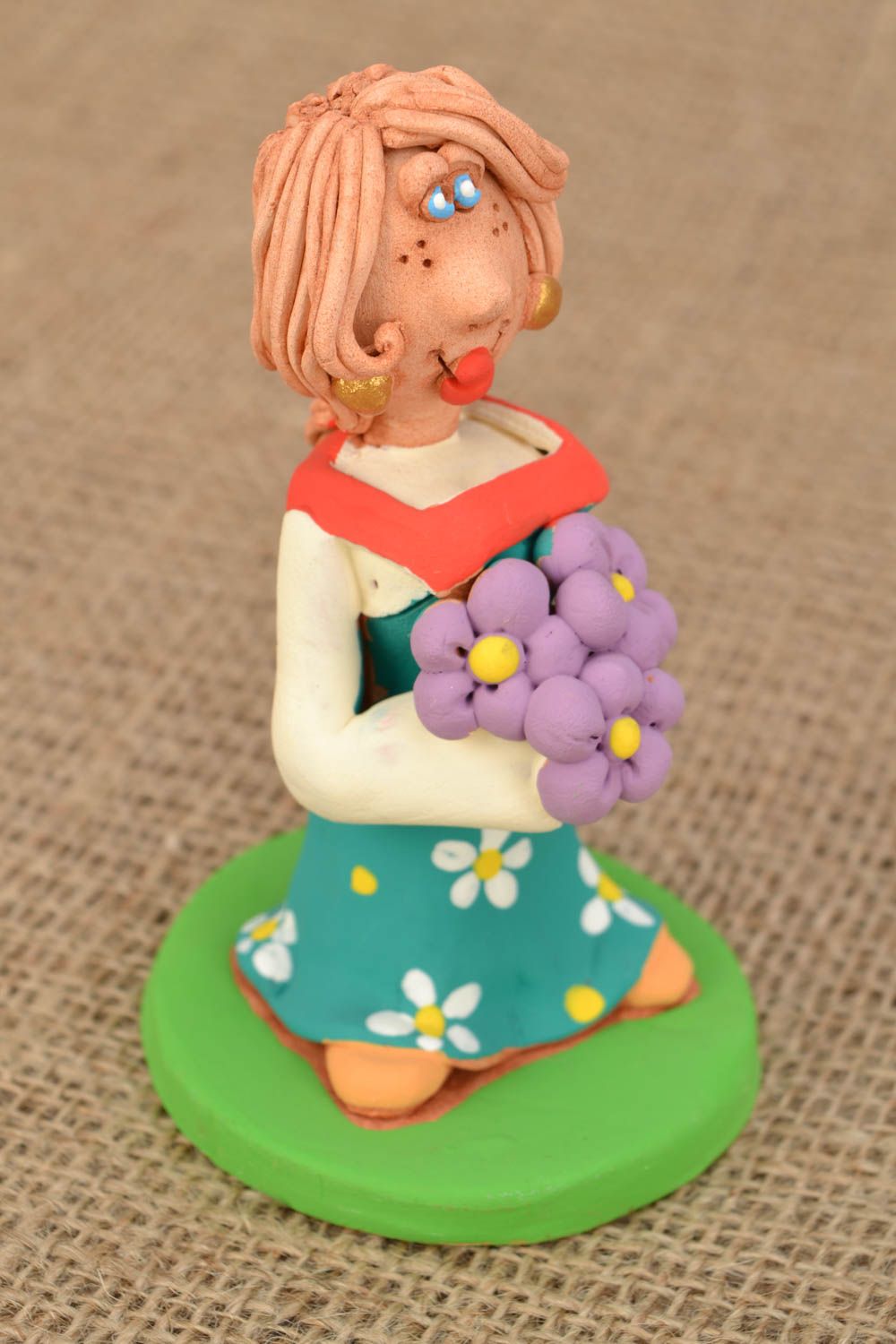 Figurine en céramique faite main Femme avec bouquet photo 1