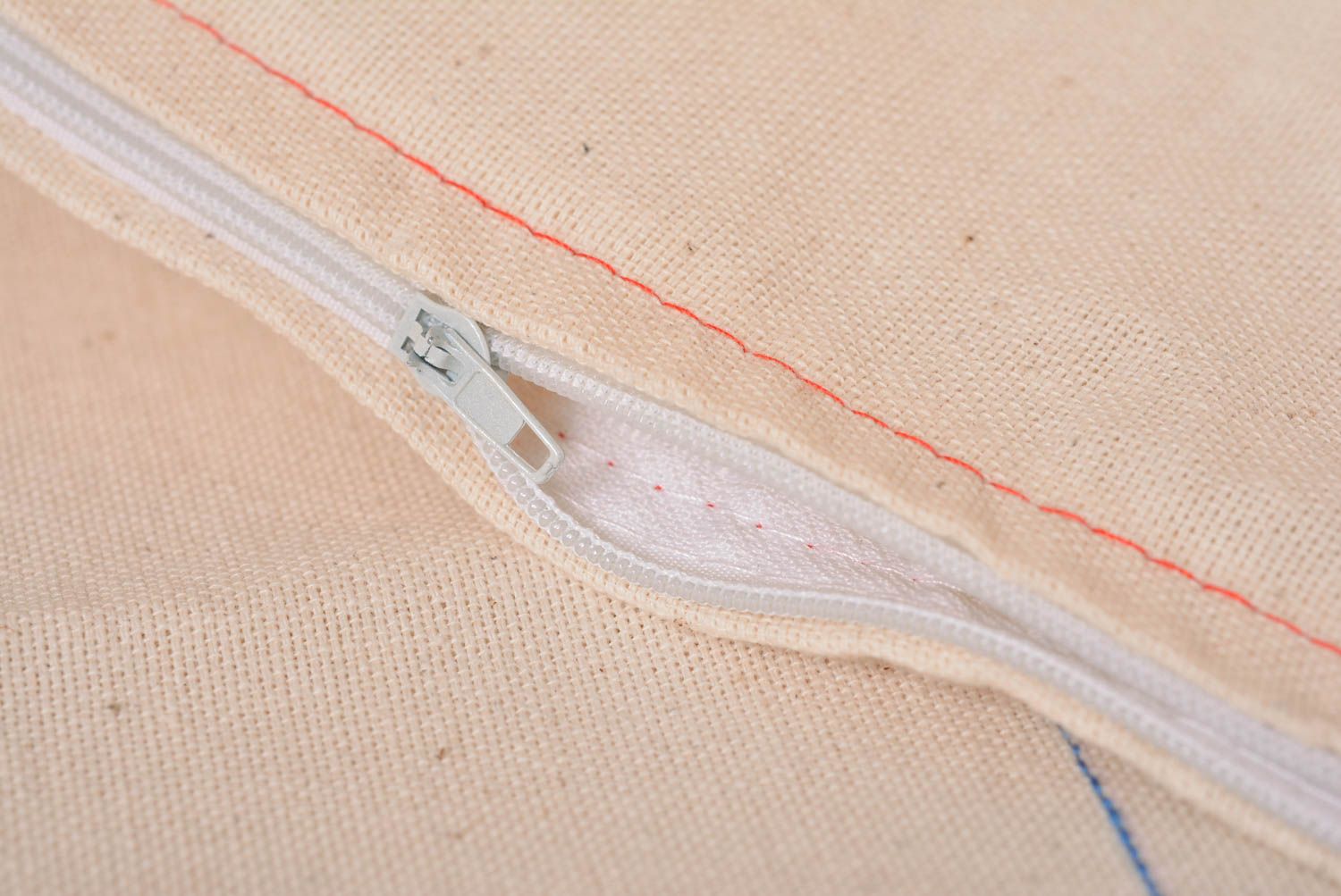 Funda de almohada de tela natural de lino mezclado bordada a mano artesanal foto 4