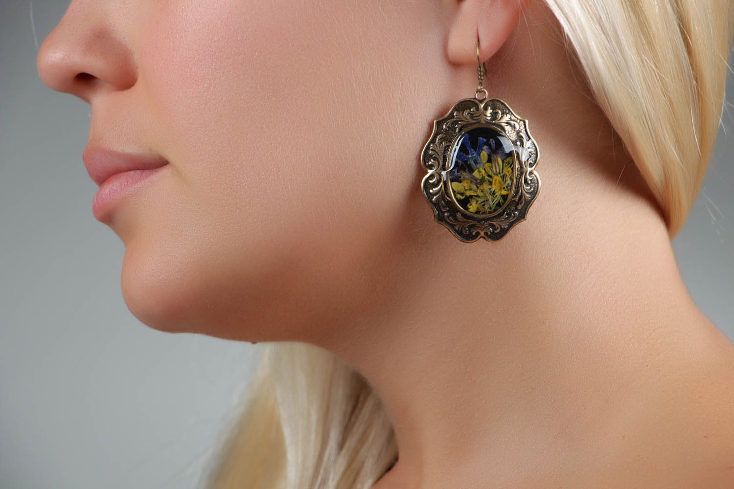 Brass pendant earrings with wildflowers photo 5