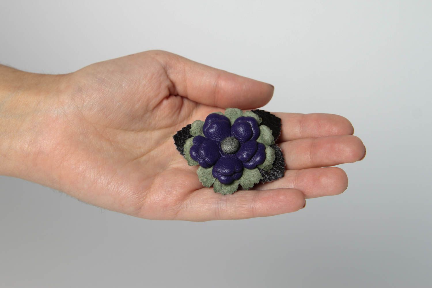 Broche Barrette en cuir faite main fleur vert-bleu design Accessoire femme photo 2