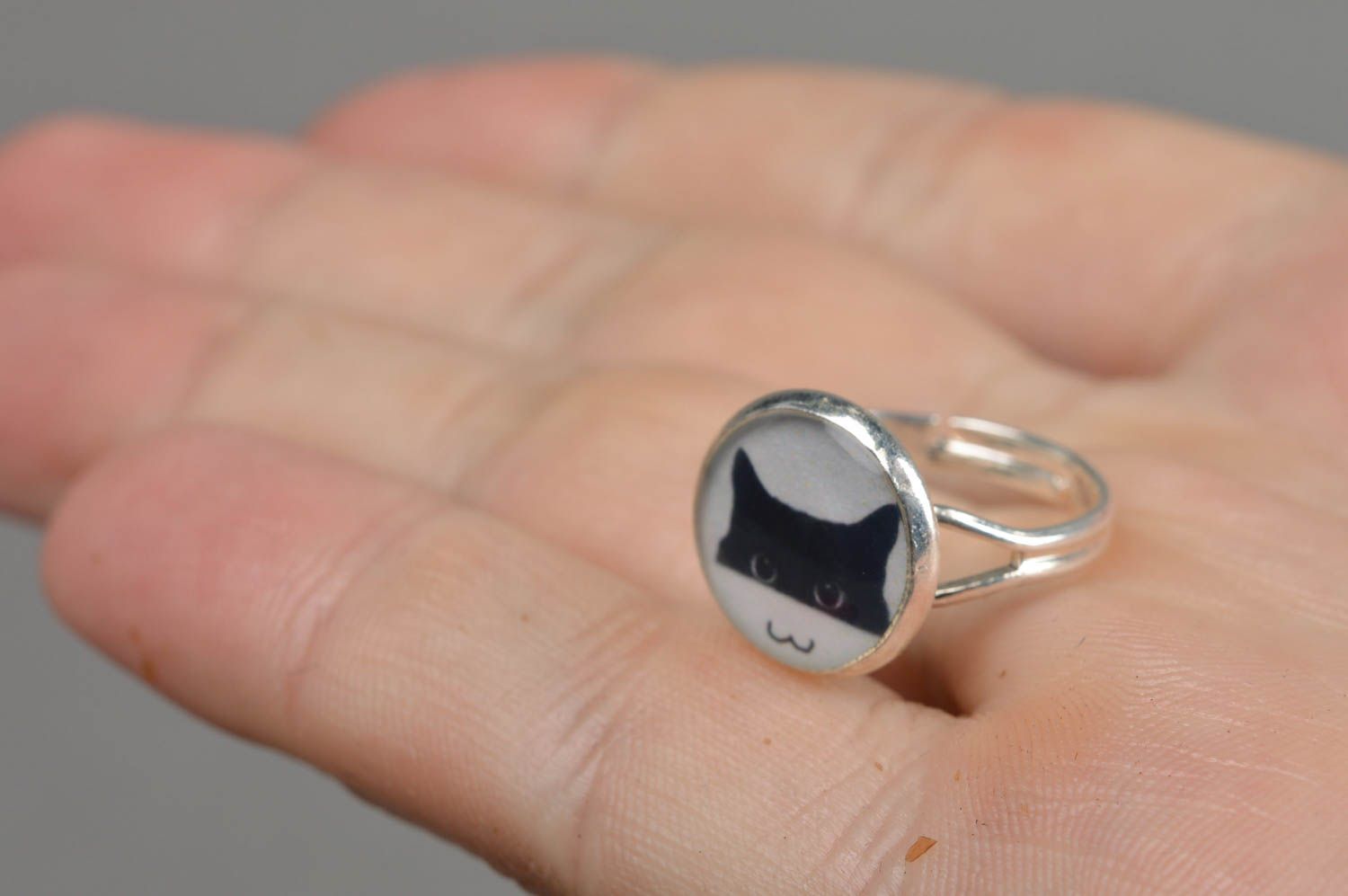Handgemachter massiver Ring mit Epoxidharz mit Katzenbild stilvoll modisch foto 3