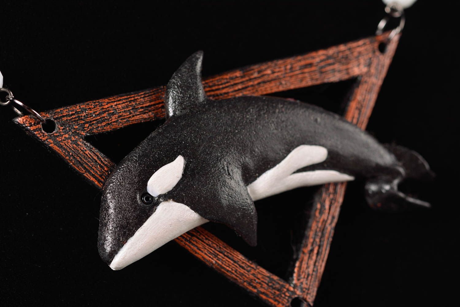 Pendentif orque Bijou fait main triangulaire en pâte polymère Cadeau original photo 4