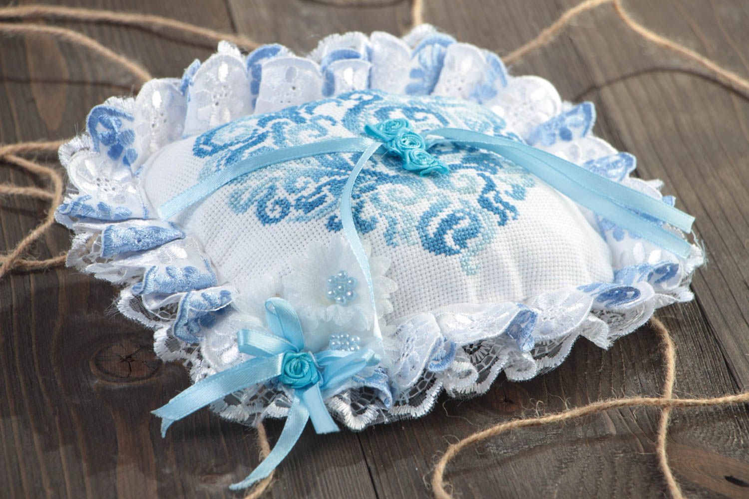 Cojín para anillos de boda artesanal de tela con bordado con flores azules foto 1