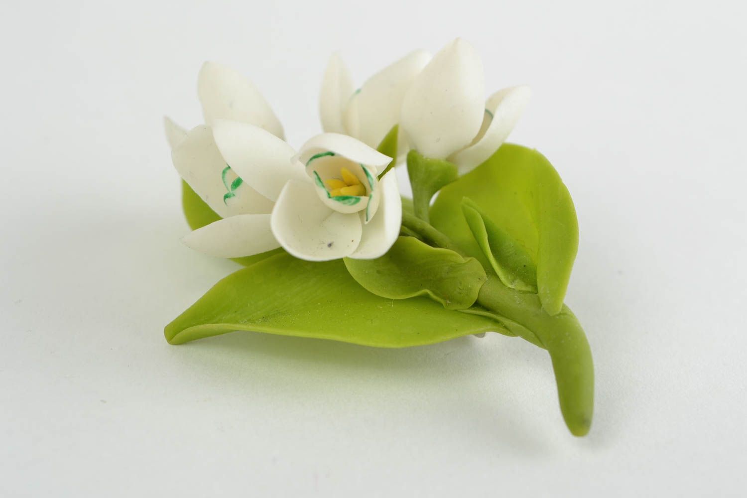 Porzellan Brosche handgemacht in Form von zarten weißen Schneeglöckchen  foto 3
