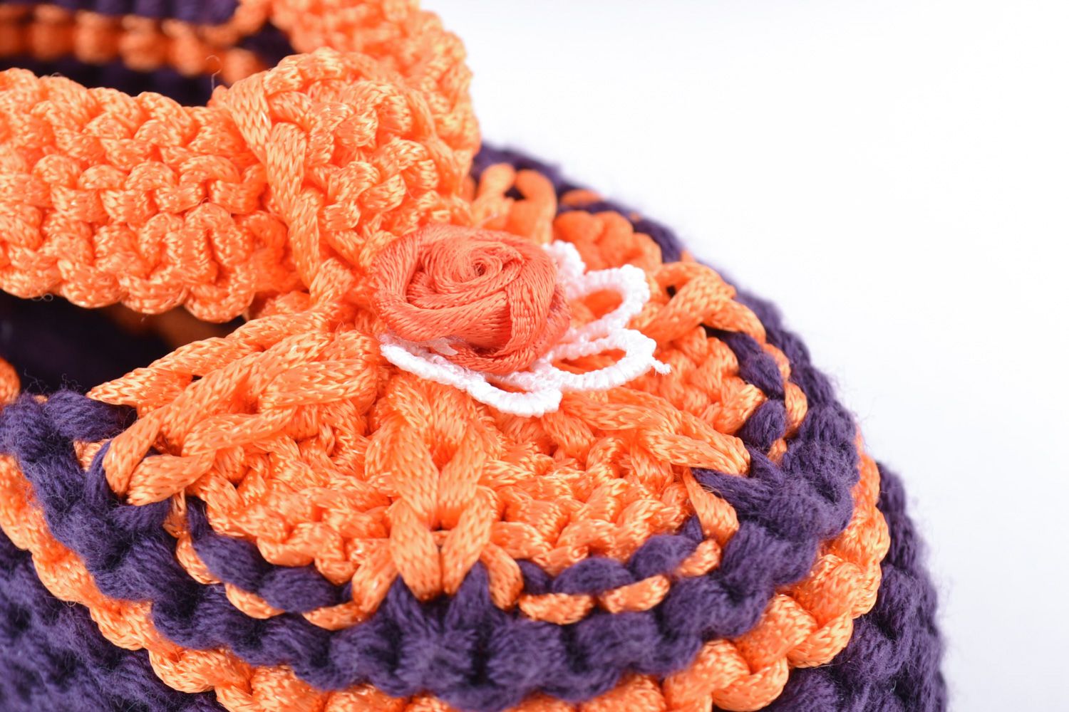 Sommerliche lila und orangefarbige handgemachte Babyschuhe aus Wolle für Babys foto 4