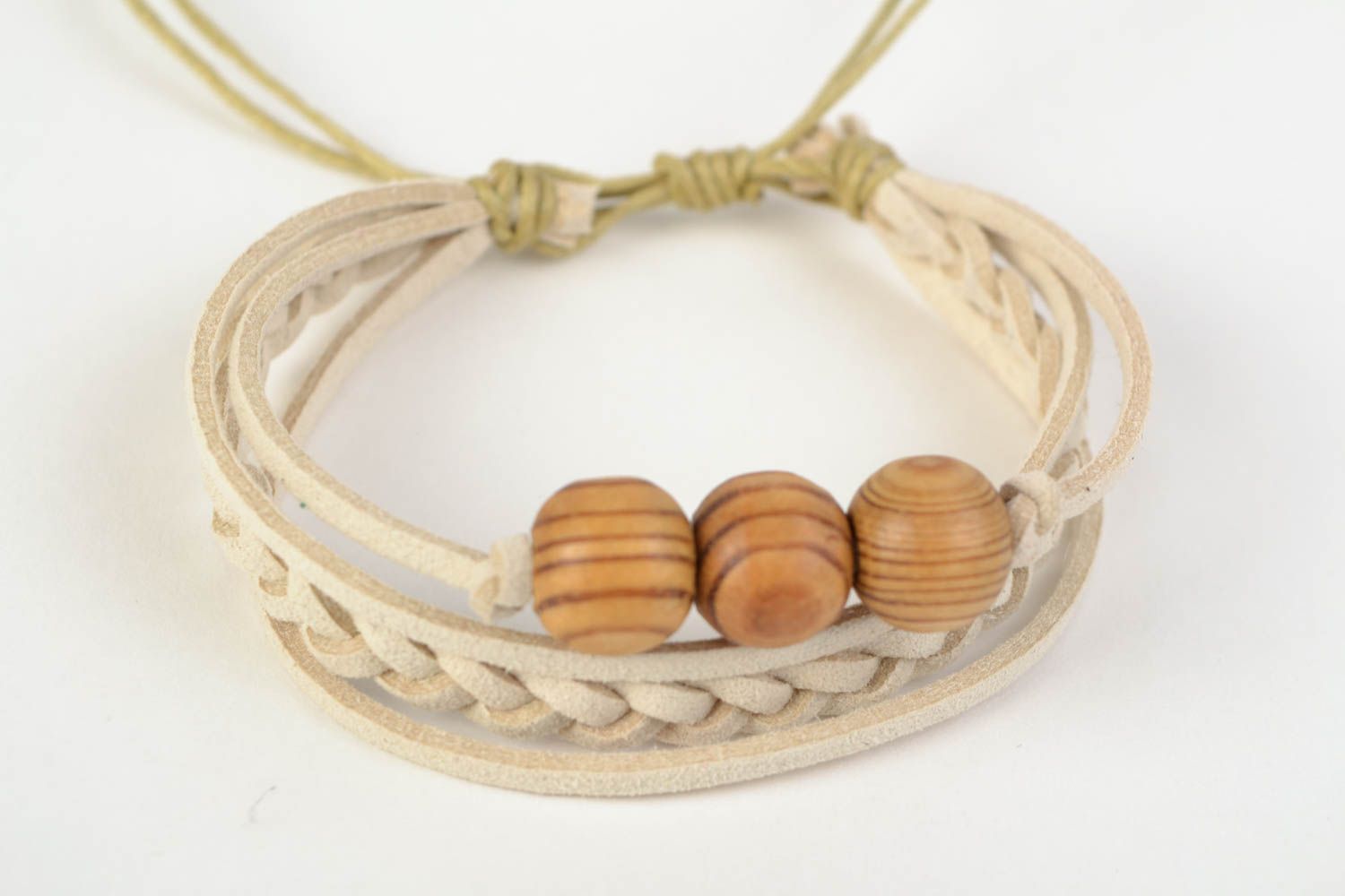 Bracelet fait main en lacets de daim avec perles en bois beige clair pour femme photo 3