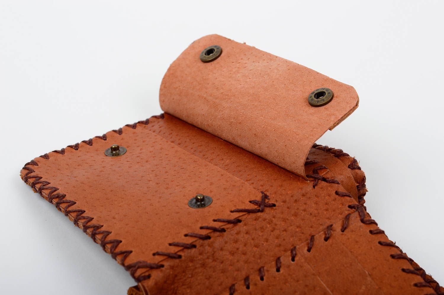 Оригинальный кожаный кошелек с металлической вставкой с шитьем ручной работы фото 3