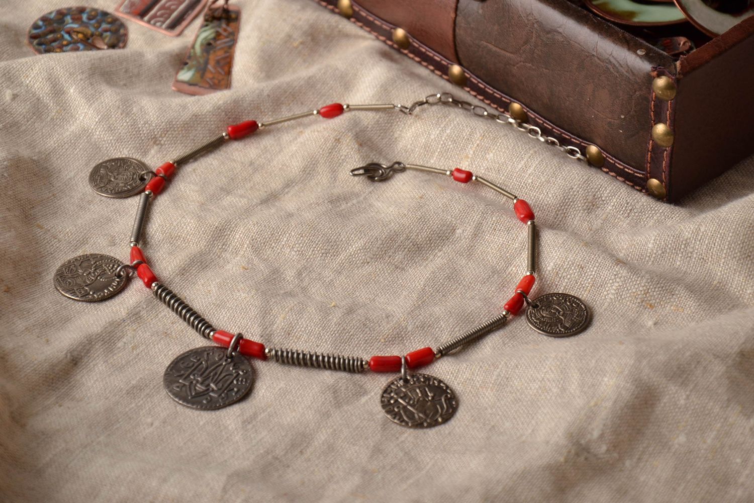 Collier en cuivre avec pendeloques en forme d'amulettes Zgarde photo 1