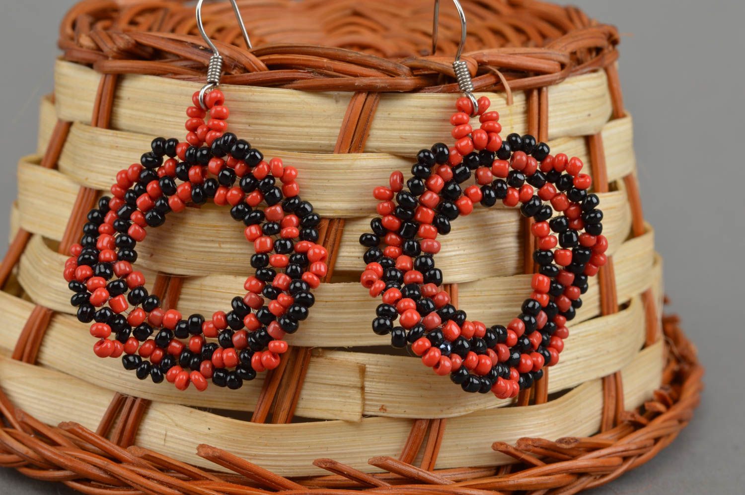 Boucles d'oreilles en perles de rocaille faites main noir et rouge anneaux photo 1