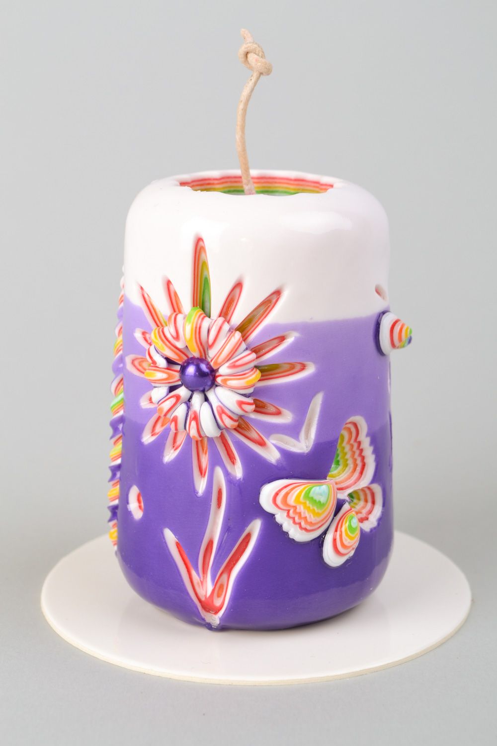 Парафиновая свеча цилиндрической формы красивая с декором  фото 1
