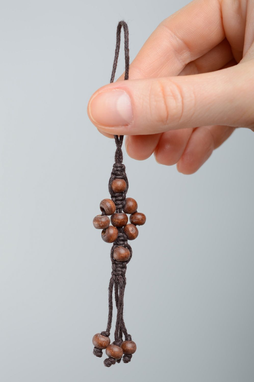Брелок в технике макраме на ключи с деревянными бусинами фото 3