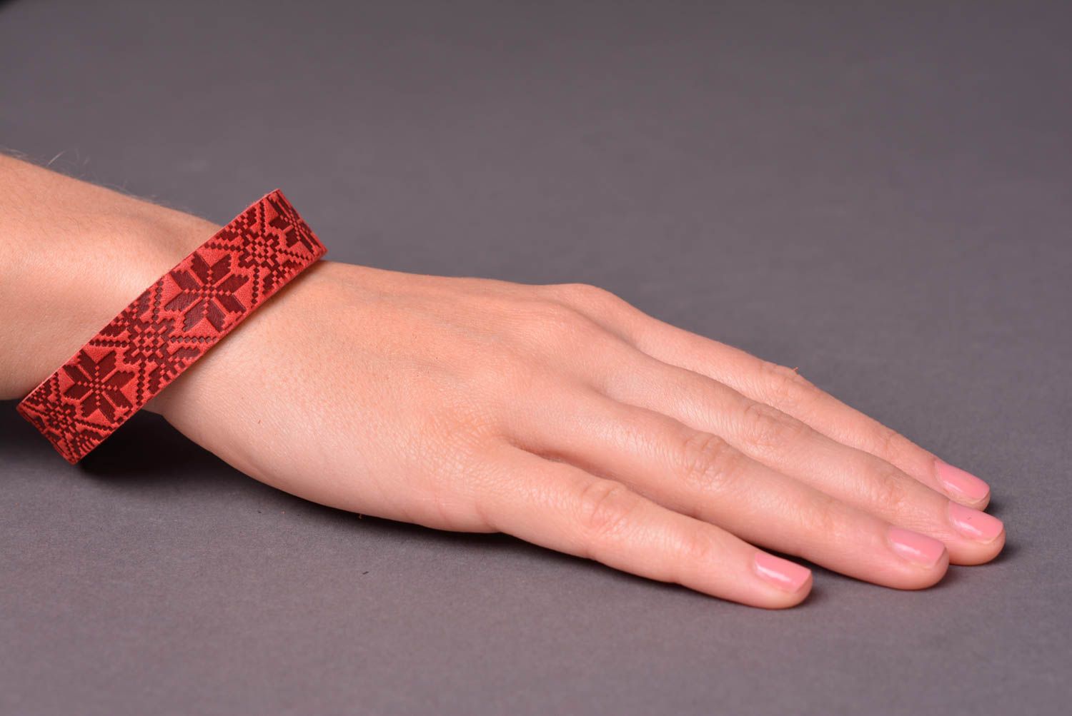 Кожаный браслет ручной работы аксессуар из кожи симпатичный браслет на руку фото 2