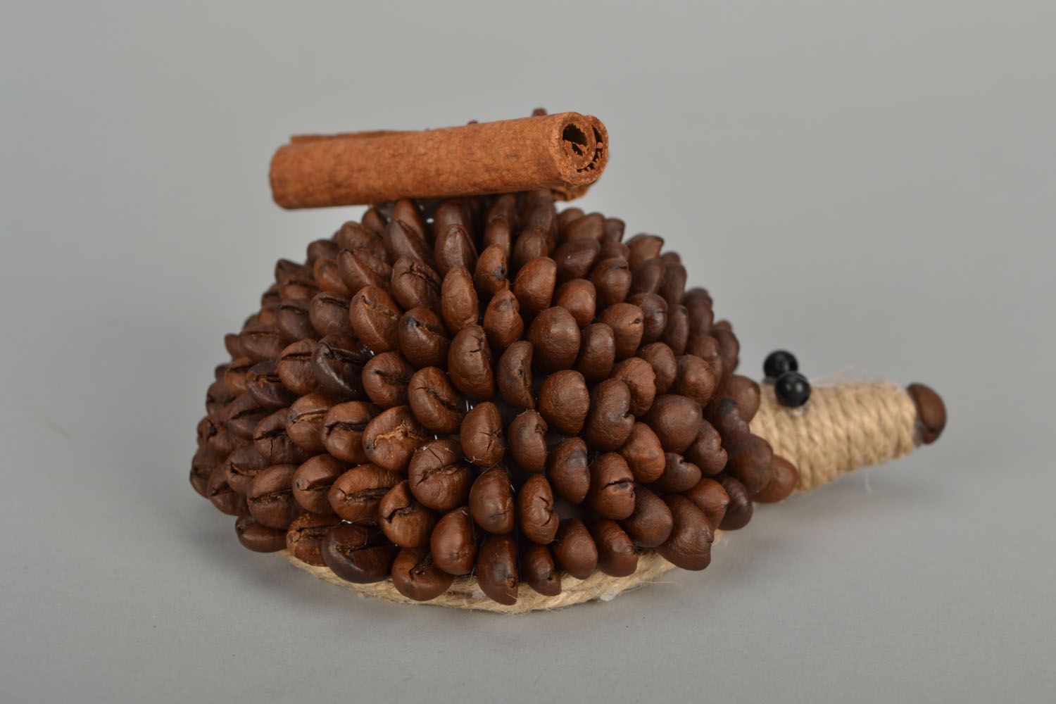 Figurilla decorativa  de erizo con granos de café  foto 5