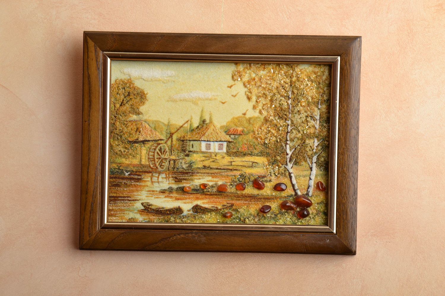 Картина из янтаря с деревенским пейзажем  фото 1