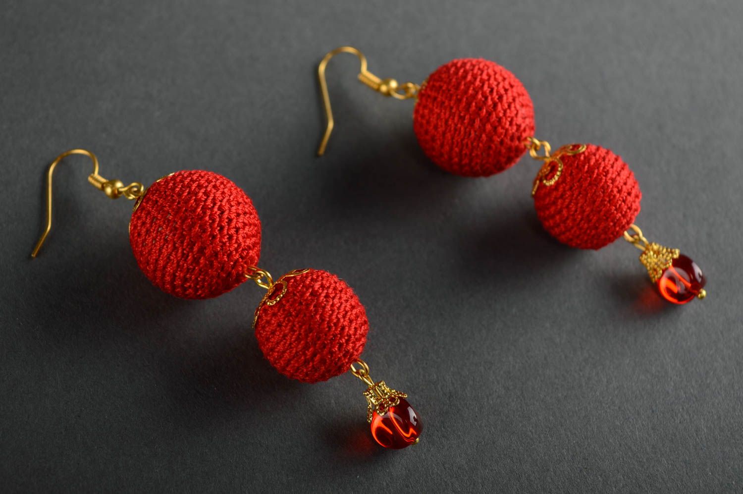 Longues boucles d'oreilles tricotées en coton faites main rouges boules femme photo 1