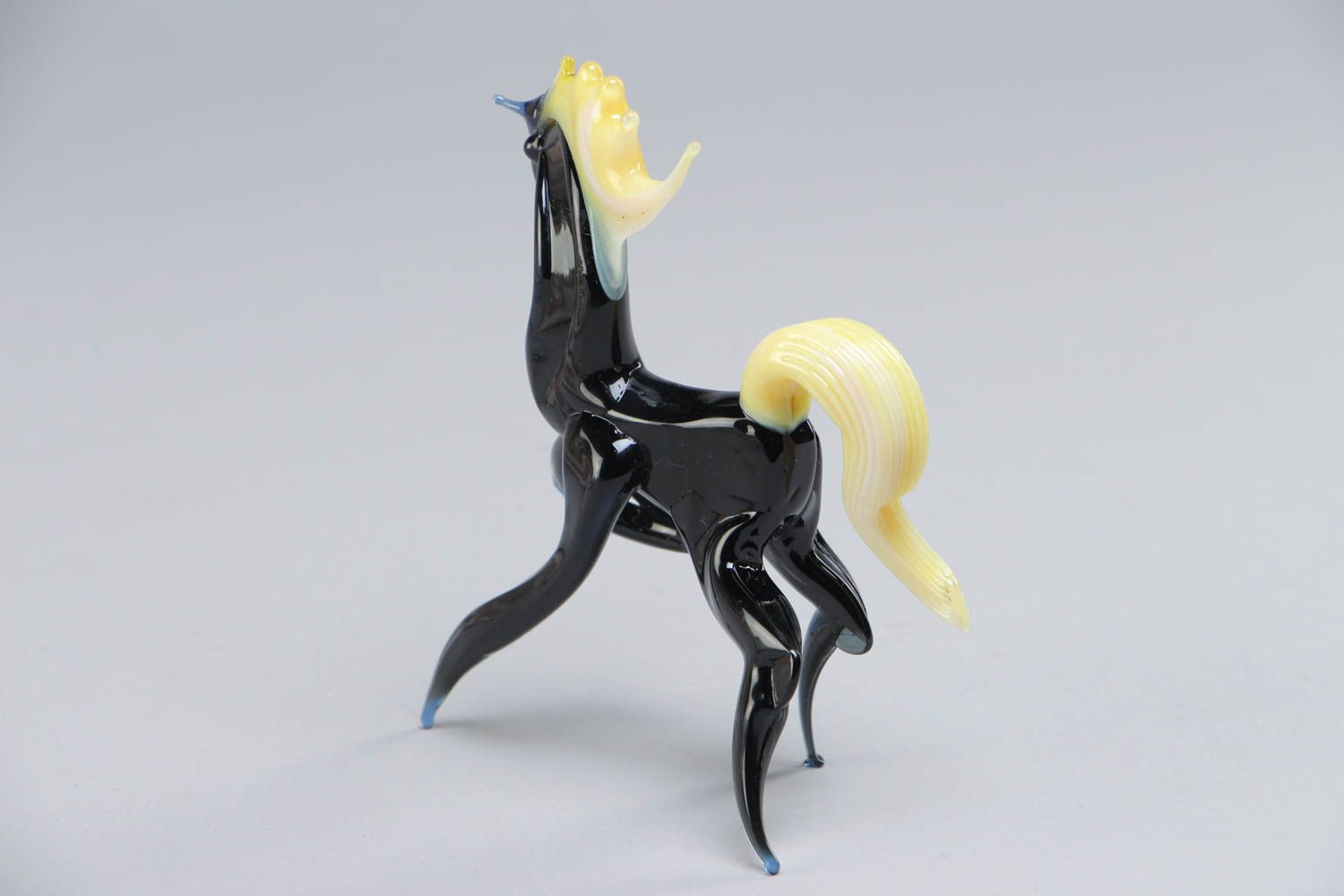 Figura de vidrio en miniatura artesanal en la técnica lampwork con forma de caballo  foto 4
