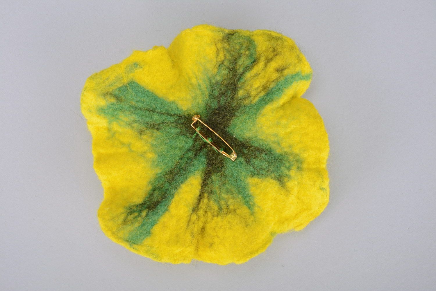Brosche aus Wolle Gelbe Blume foto 5