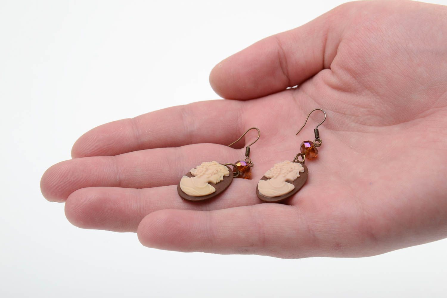 Künstlerische handgemachte Ohrringe aus Polymerton schön oval originell mit Kamee foto 2