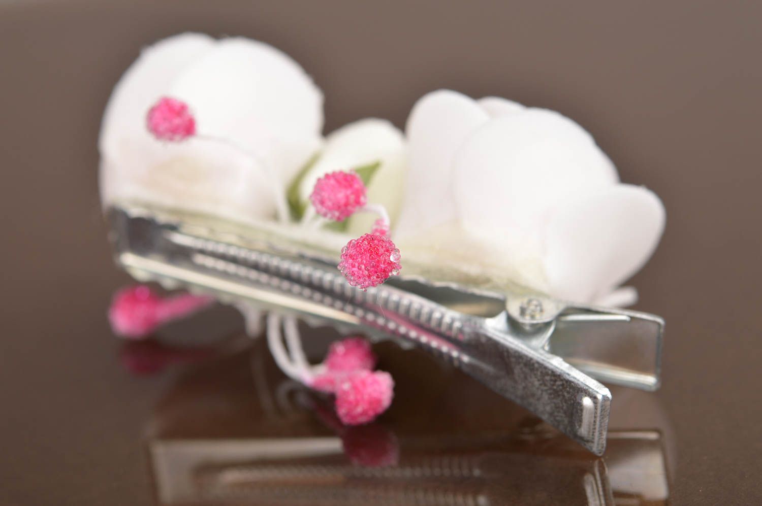 Pince à cheveux avec fleurs blanches artificielles faite main pour fillette photo 5