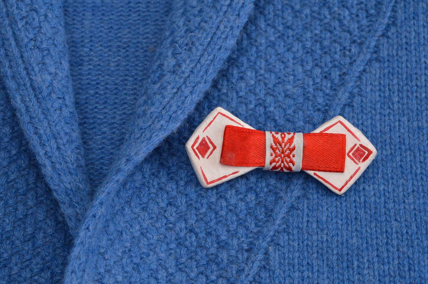 Broche noeud papillon Broche faite main en rouge et blanc Accessoire femme photo 1