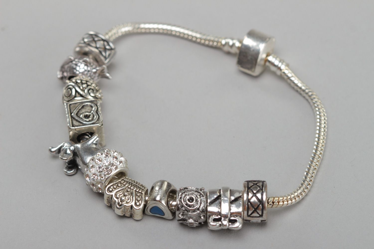 Einfarbiges originelles handgemachtes Metall Armband mit Perlen Frauen Accessoire foto 1